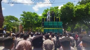Warga Munjungan Trenggalek Luruk Pendopo Kabupaten, Protes Bau Limbah Tambak Udang
