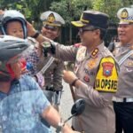 Polres Trenggalek Bagikan Helm Gratis Pada Pengguna Kendaraan Bermotor, Fokuskan Perlindungan Anak