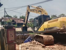 Proyek Rehabilitasi Jembatan Desa Jogo Merto Capai 60%