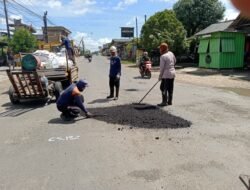 Tingkatkan Keamanan Berkendara, Dinas PUPR Tulungagung melalui KUPT PJJ Campurdarat Lakukan Penambalan Jalan Campurdarat-Sawo Sepanjang 5,8 KM