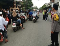 Pastikan Kelancaran Lalu Lintas, Polsek Campurdarat Kawal Pembagian Takjil Komunitas LAWAS di Jalan Raya Sawo