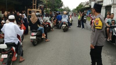 Pastikan Kelancaran Lalu Lintas, Polsek Campurdarat Kawal Pembagian Takjil Komunitas LAWAS di Jalan Raya Sawo