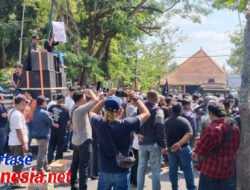 Satgas GRIB JAYA  Bantu Pengamanan Aksi  Demonstrasi  di Gedung DPRD Tulungagung