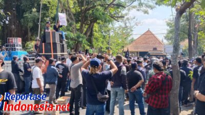 Satgas GRIB JAYA  Bantu Pengamanan Aksi  Demonstrasi  di Gedung DPRD Tulungagung